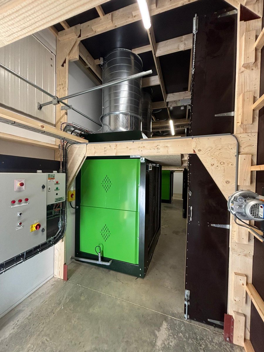 ElectronicsFarm's tweet image. New installation incoming... 
550 tonne Box Onion Store using airbag positive ventilation system and condenser drying using our DRY50 Climate Units in Bedfordshire