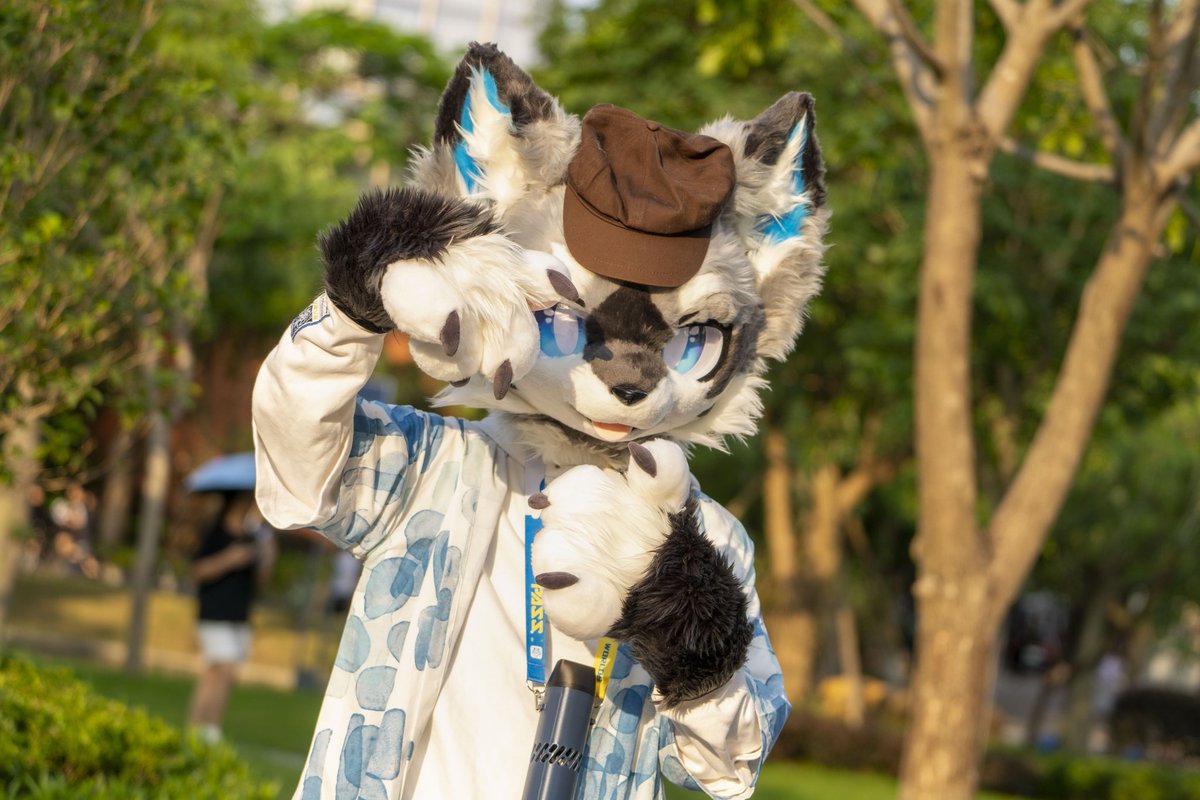 你愿意再靠近我一点吗w

📷： <a href="/Vindsynt/">来一勺枫糖浆ww</a> 
#furry #fursuit #FursuitFriday