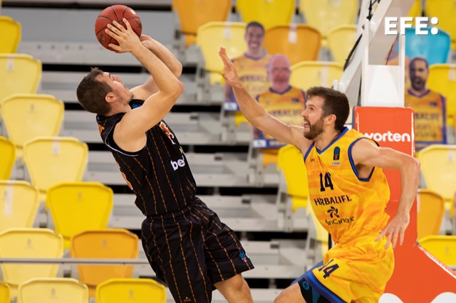 EFE Canarias (@efe_canarias) on Twitter photo 🏀John Shurna no continuará en el <a href="/GranCanariaCB/">Dreamland Gran Canaria</a> tras seis temporadas en sus filas.
El estadounidense deja la isla tras convertirse en el máximo anotador histórico de la entidad en competiciones europeas y tras jugar 283 partidos oficiales.
efe.com/deportes/2025-… 🏀John Shurna no continuará en el <a href="/GranCanariaCB/">Dreamland Gran Canaria</a> tras seis temporadas en sus filas.
El estadounidense deja la isla tras convertirse en el máximo anotador histórico de la entidad en competiciones europeas y tras jugar 283 partidos oficiales.
efe.com/deportes/2025-…
