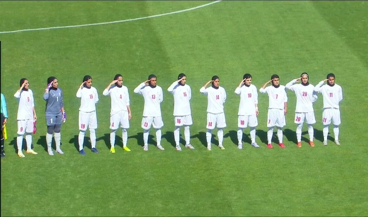 سلام نظامی بانوان فوتبالیست ایران پیام مهمی رو به دنیا داد که ما هیچ جوره دست از کشورمون برنمی‌داریم و برای این خاک جون میدیم!
خار بشه بره تو چشم وطن فروشا و براندازا...👌