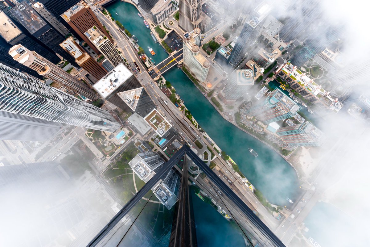 1200 feet above chicago river☁️