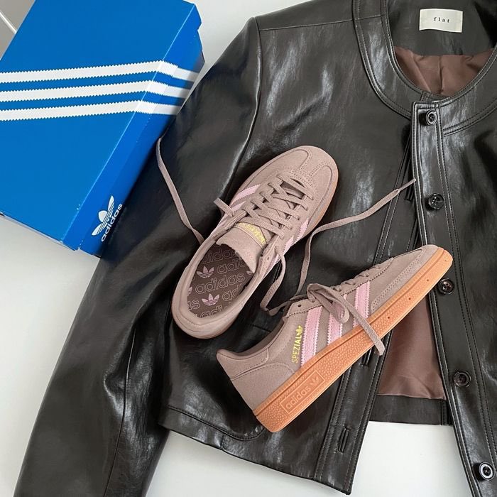 withdreamee's tweet photo. 🌈 Pre-order🇰🇷

⚡️#Adidas Handball Special - Chalky Brown/Clear Pink (ลด 50%)
: Size 265 270

🚩ราคา 2450฿
💬มัดจำ 50%
🚛รวมจัดส่งในไทย

✅รวมภาษี+ค่าส่งกลับไทย
✈️ส่งกลับแอร์รอ 7-14 วันหลังส่งกลับไทย

#พรีออเดอร์เกาหลี #พรีเกาหลี https://t.co/aZ3i83Q9mj