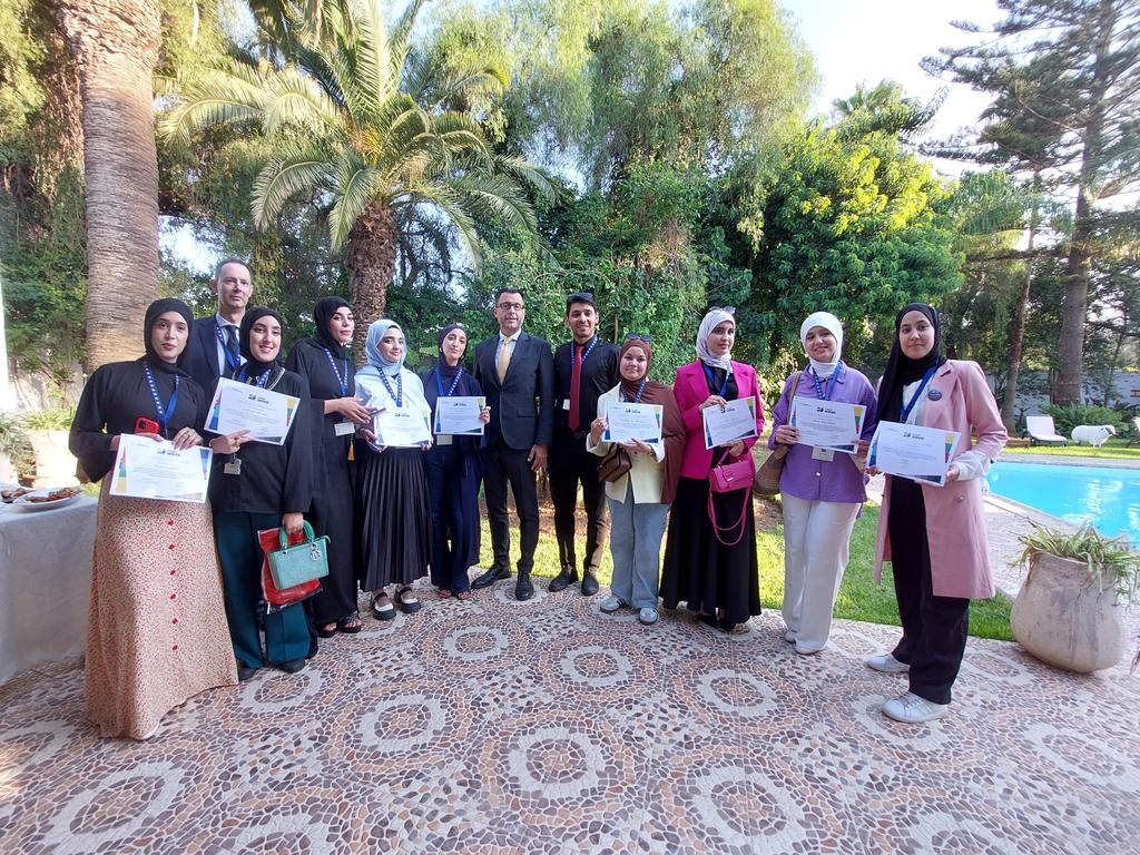 Diego Mellado (@ambuealgerie) on Twitter photo Rencontre enrichissante avec un groupe d'étudiants en journalisme dans le cadre d'une initiative de <a href="/euneighbours/">EU Neighbours</a> sur le journalisme constructif. Echange instructif sur leur regard porté sur les relations 🇩🇿🇪🇺 et le rôle de 🇪🇺 en Algérie. Un bon moment d'écoute et de partage. Rencontre enrichissante avec un groupe d'étudiants en journalisme dans le cadre d'une initiative de <a href="/euneighbours/">EU Neighbours</a> sur le journalisme constructif. Echange instructif sur leur regard porté sur les relations 🇩🇿🇪🇺 et le rôle de 🇪🇺 en Algérie. Un bon moment d'écoute et de partage.