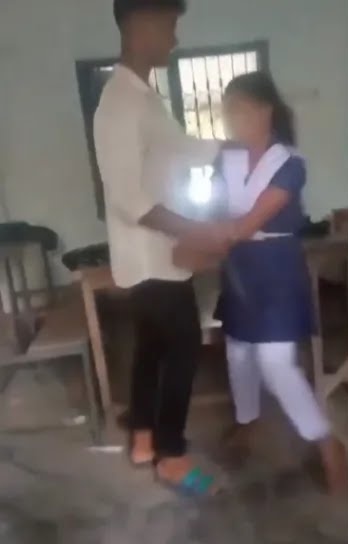 epanchjanya's tweet image. बंगाल की स्थिति लगातार बदत्तर होती जा रही है!

कूचबिहार में मुस्लिम लड़के ने हिन्दू लड़की के साथ बेरहमी की है।

बंगाल में हिन्दू समाज दहशत में जीवन जीने को मजबूर है!

मोहम्मद इस्लाम ने हिन्दू छात्रा का गला दबाया और जमीन पर कई बार पटका, फिर वीडियो बनवाकर किया वायरल।

वीडियो वायरल…