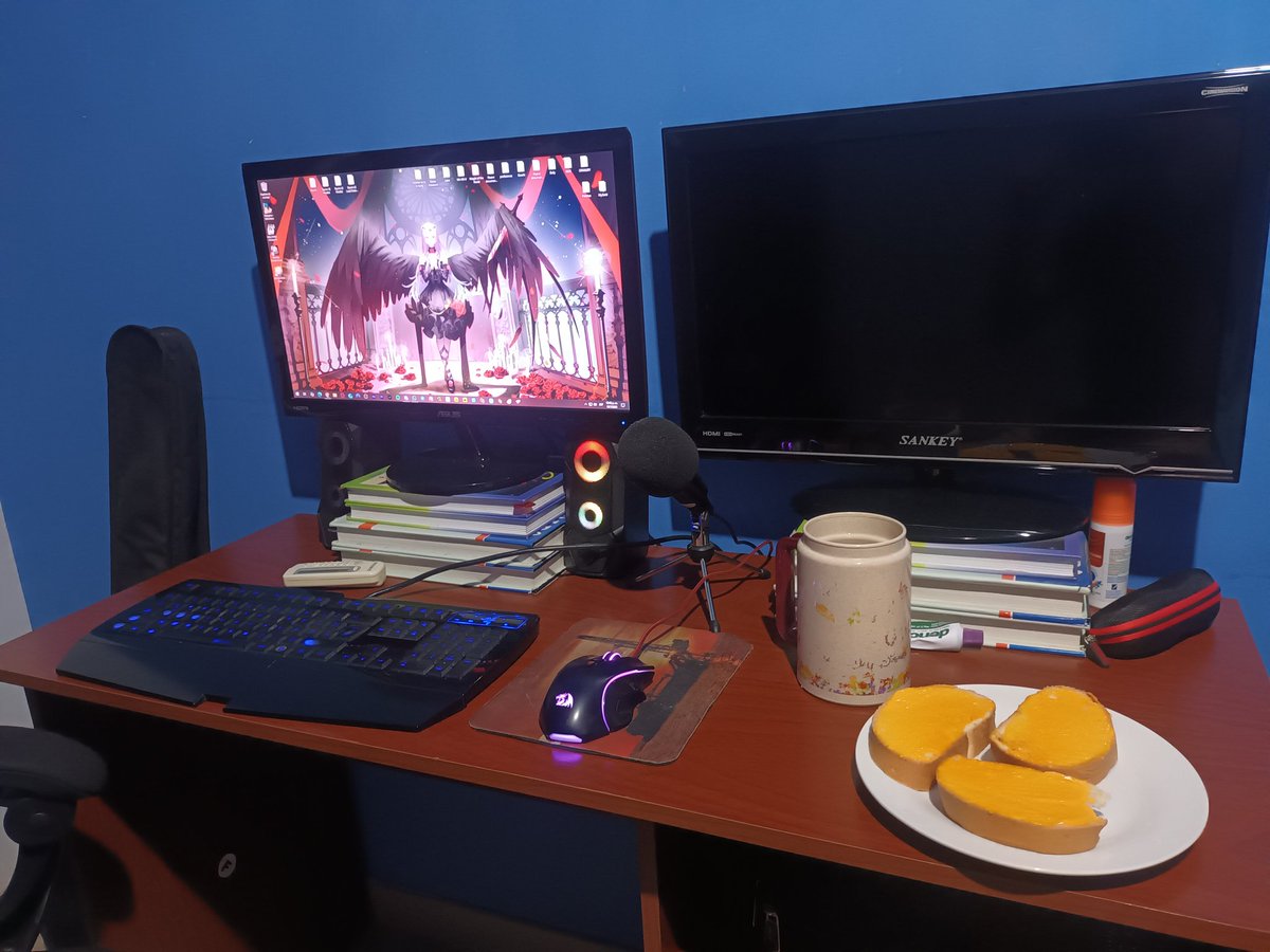 seyfer_shi's tweet photo. #HoshiSetup He aquí mi setup humilde :3, lo más destacado es mi vaso de walt disney del 2000' que fue traspasado de generación en generación y aún resiste (mi 2do monitor que justo se me daño hace poco y lo otro bueno...tenia hambre 🐻❄️) https://t.co/DRP9Ip9SNM