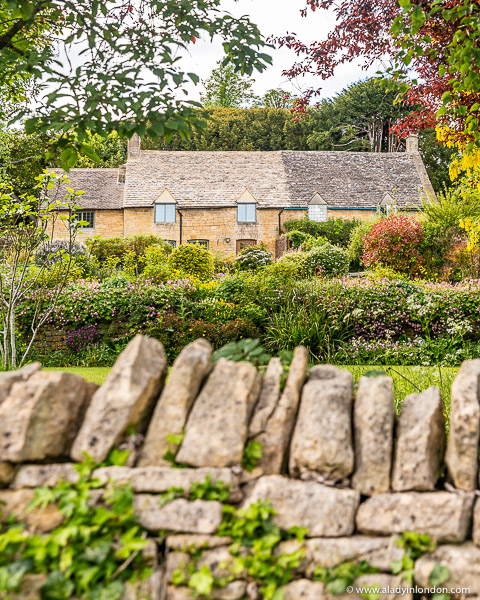 Here are 3 beautiful walks in the Cotswolds you can get to by train from London: urls.grow.me/W8Ja1KyJkj 😍