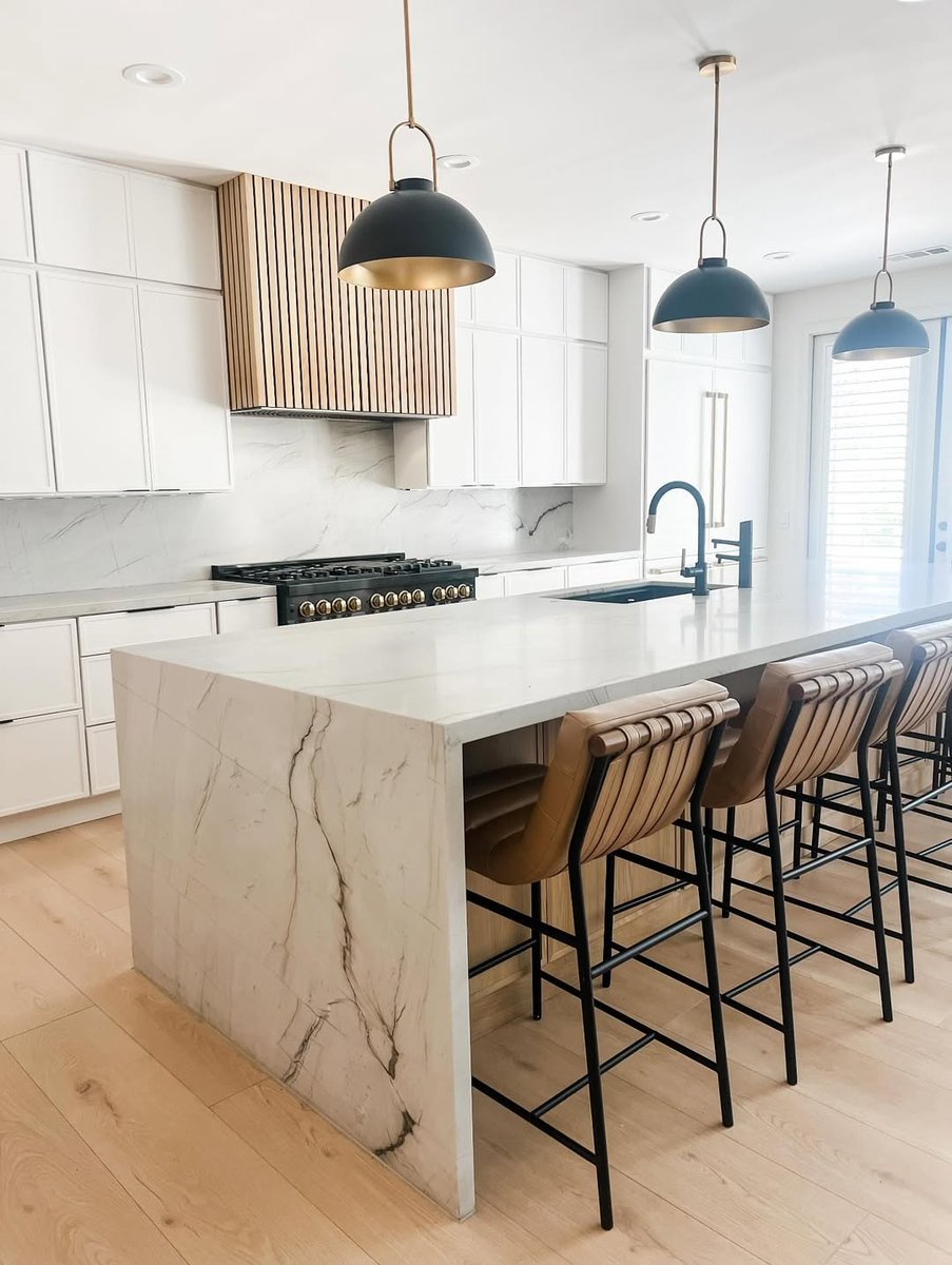 A space defined by balance, form, function &amp; timeless materials.

Explore professional ranges here:
l8r.it/Nhx9

📸: <a href="/kristenelyse/">kristenelyse</a> @kristenbradshawinteriors