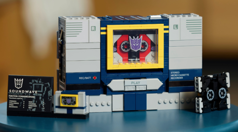 BrickFanatics's tweet photo. The first demonstration of 10358 Soundwave’s sound brick feature has debuted in a LEGO Icons livestream, alongside more details on the set.

https://t.co/zmJIbVR6hc

#LEGO #Transformers #LEGOTransformers https://t.co/LPo8Oj6gYg