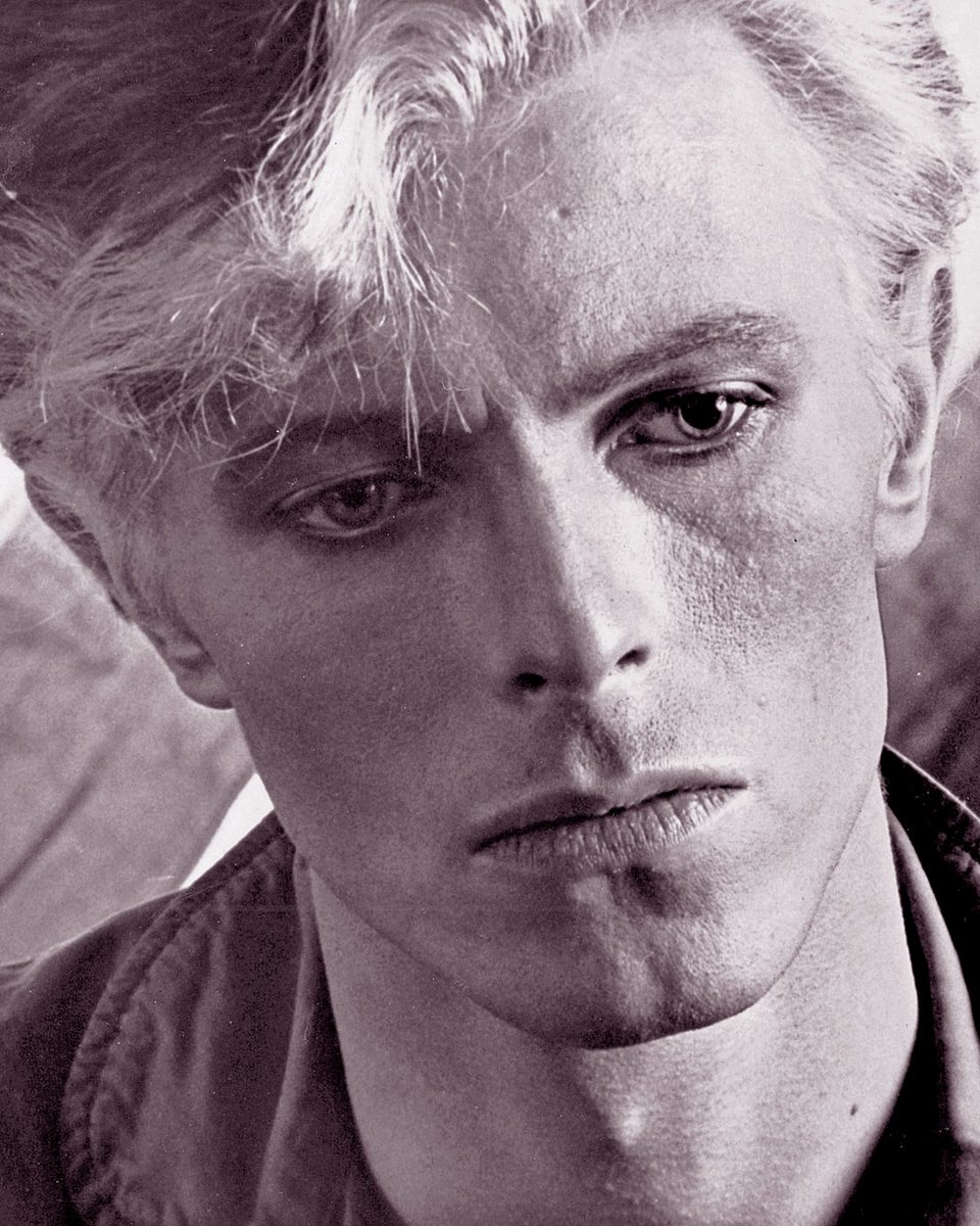 DavidBowieReal's tweet image. “Unfurl the flag…”
Photographer Eric Stephen Jacobs was responsible for the August 1974 session in LA that became the Young Americans sleeve. A second session several months later was organised for promotional shots for the album fifty years ago in New York.
In the event, the…