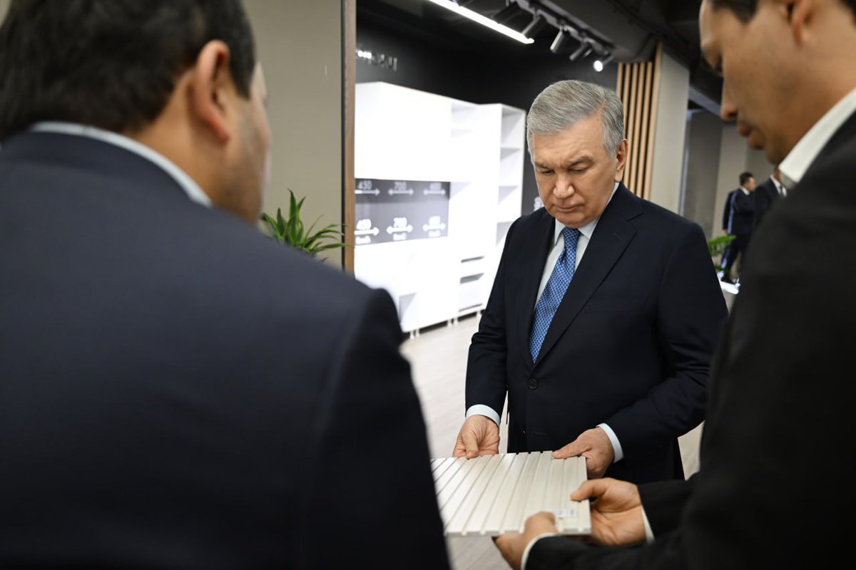 President Shavkat #Mirziyoyev visited the “Eman” furniture production enterprise in #Chilanzar’s industrial zone, which includes a training center with foreign experts and a showroom. 

He also reviewed the “reform headquarters” and its new proposals focused on job creation and