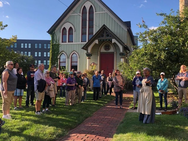 TakeaHikeCLE's tweet image. Only a week left to join the current Take a Hike Summer Series tours before the new lineup launches Aug 1! Explore Cleveland’s history and stories with us: takeahikecle.com/summer-series
