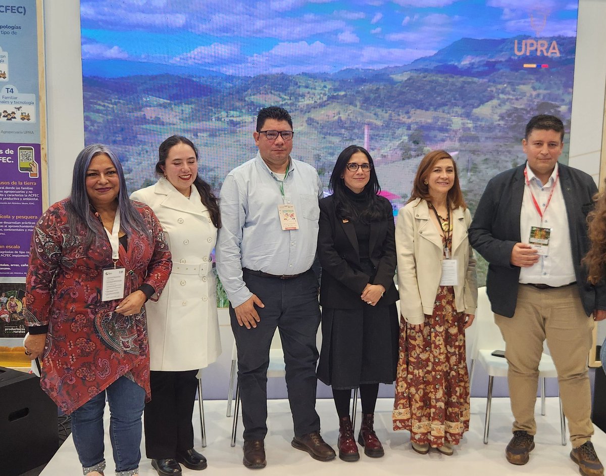 UPRAColombia's tweet photo. 📍 Cerramos el panel “Infraestructura agropecuaria: bases para planear y transformar los territorios rurales” en #Agroexpo2025 con tres mensajes clave:

🔹 Planificar requiere datos confiables: con más de 2.000 registros validados, RECIA avanza como herramienta estratégica para conocer y ubicar la infraestructura agropecuaria del país.

🔹 La articulación entre entidades, gremios y territorios es fundamental para transformar el campo con enfoque técnico y decisiones eficientes.

🔹 La infraestructura debe responder a las verdaderas necesidades productivas del país: capacidad instalada, ubicación, logística y conexión con las cadenas agroalimentarias.

📊 Seguimos #PlanificandoLaTierraQueNosAlimenta con información, estrategia y trabajo conjunto. 

Revive la transmisión aquí > https://t.co/AhBZ8EfaVj
