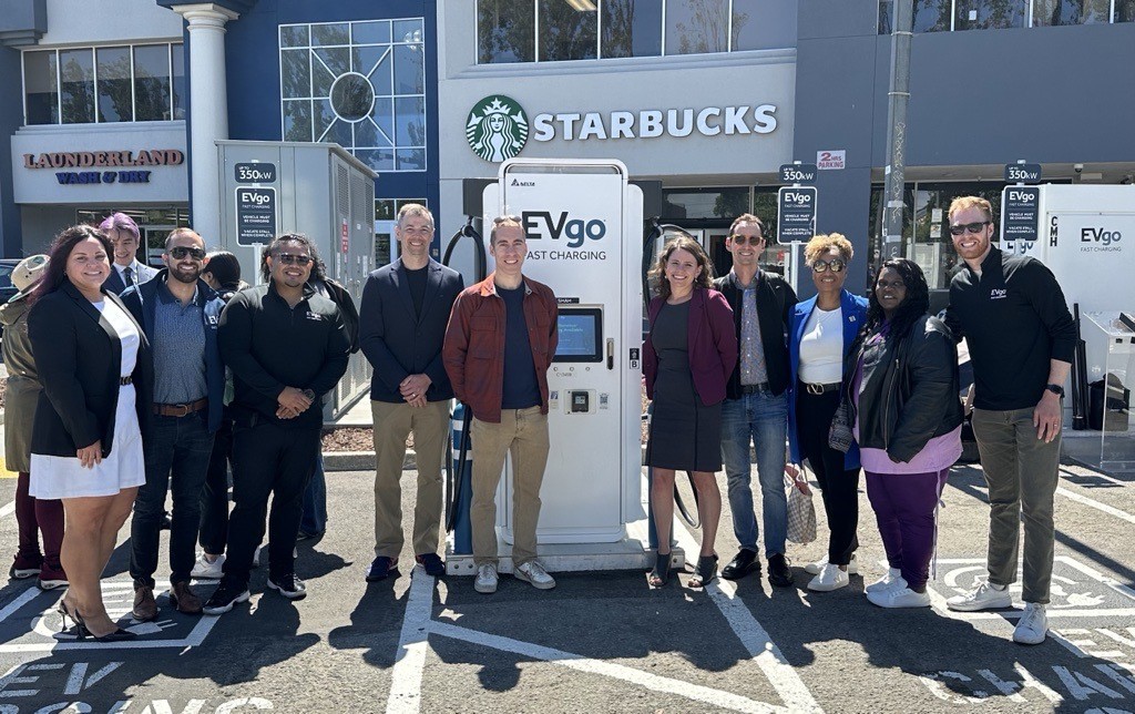 evgonetwork's tweet image. EVgo is building nationwide, this time giving San Francisco's Bayview neighborhood its first-ever public DC fast chargers🎉 Huge thanks to @SFEnvironment, @DanielLurie, @CalEnergy & @AirDistrict for their partnership. Charge up at Bayview Plaza today! #EVCharging #EV