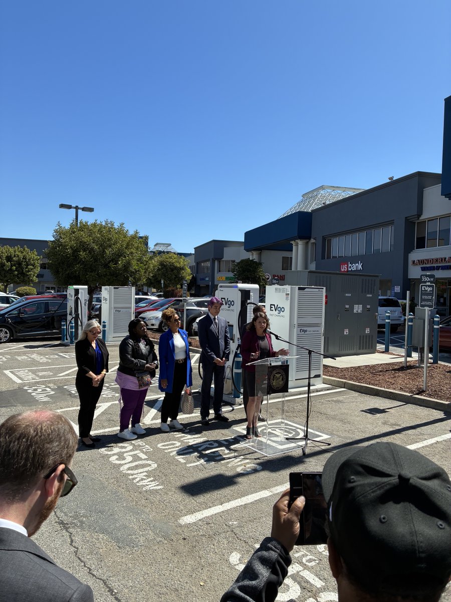 evgonetwork's tweet image. EVgo is building nationwide, this time giving San Francisco's Bayview neighborhood its first-ever public DC fast chargers🎉 Huge thanks to @SFEnvironment, @DanielLurie, @CalEnergy & @AirDistrict for their partnership. Charge up at Bayview Plaza today! #EVCharging #EV
