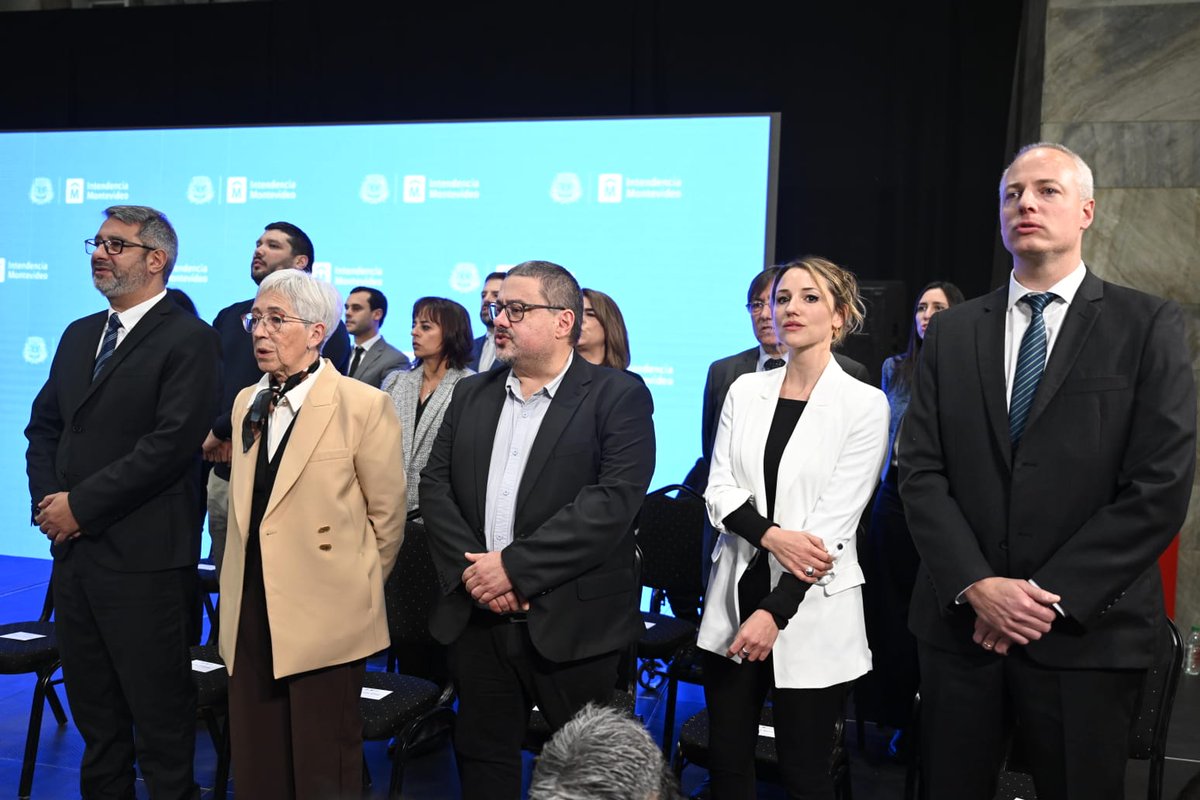 Mario Bergara asumió como nuevo Intendente de Montevideo este mediodía, junto a su equipo de gobierno departamental 👏