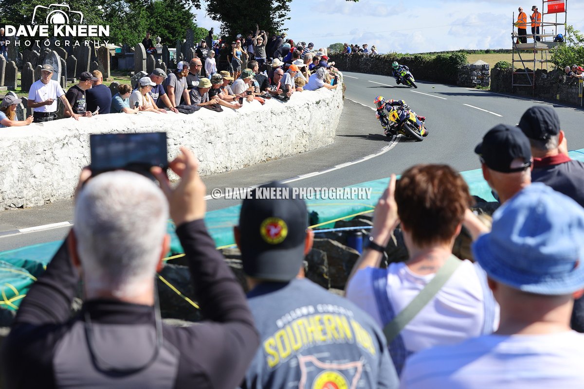 davekneen's tweet image. Congratulations to the hard-working committee, officials and marshals at the @S100isleofman for another fantastic meeting. I've never seen so many people around the course enjoying the action 👏🇮🇲 #roadracing #isleofman @DaveyTodd74