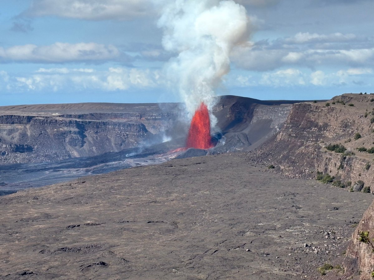Dr. Helge Gonnermann, #RiceEEPS volcanologist, could not resist flying over Kilauea, during its 26th eruption of the year. According to Gonnermann, "Since 23 December 2024 [Kilauea has had] a fire fountain episode every 10 days or so, lasting 8 hours or so."