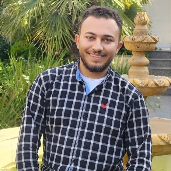 islamelhabil's tweet image. استشهدت خالتي قبل عام في مصر، شهيدة للغربة والمرض والحرب بعدما سافرت إلى مصر في رفقة مريض. استشهدت في عمر الخمسين وفي أوج نشاطها وعطائها.
اليوم لحق بها كبير أبنائها، ابنها البكر (الشهيد بإذن الله محمد أبو جزر) عن عمر يناهز الرابعة والعشرين.
يُدندن من حوله: محظوظ هو الوحيد الذي…