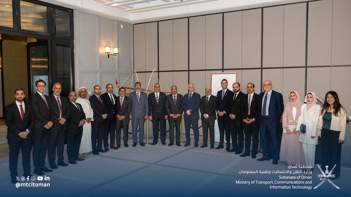 mtcitoman's tweet photo. في إطار جهود فريق ترشح سلطنة عُمان لعضوية المجلس التنفيذي (الفئة "ج") في المنظمة البحرية الدولية @IMOHQ وتعزيز حضورها في المحافل الدولية، أقامت الوزارة حفل استقبال رسمي في لندن بحضور الأمين العام للمنظمة البحرية الدولية وعدد من وزراء النقل والسفراء والدبلوماسيين والمندوبين الدائمين لدى المنظمة، إلى جانب مجموعة من المسؤولين الحكوميين والشركاء بالقطاع الخاص ونخبة من المهتمين بالقطاع البحري.
وقد سلّط الحفل الضوء على عدد من المبادرات العمانية في مجالات الطاقة المتجددة والمستدامة، وحماية حقوق البحارة، وتوظيف التقنيات الحديثة في القطاع البحري والموانئ، بالإضافة إلى إبراز مساهمة سلطنة عُمان في دعم أهداف المنظمة البحرية الدولية نحو سلامة وكفاءة واستدامة النقل البحري العالمي.