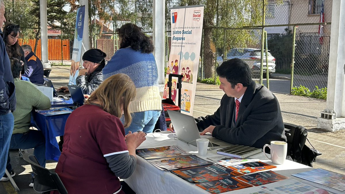 Hoy se realizó un esperado #GobiernoEnTerreno en la Villa Bernardo Leighton, donde vecinas y vecinos accedieron a servicios como Registro Civil, Banco Estado, Serviu, CGE, asesorías <a href="/CarabPrefCord/">Carabineros Prefectura Cordillera</a> y más. ¡Seguimos acercando el Estado a la comunidad! 🏡🇨🇱