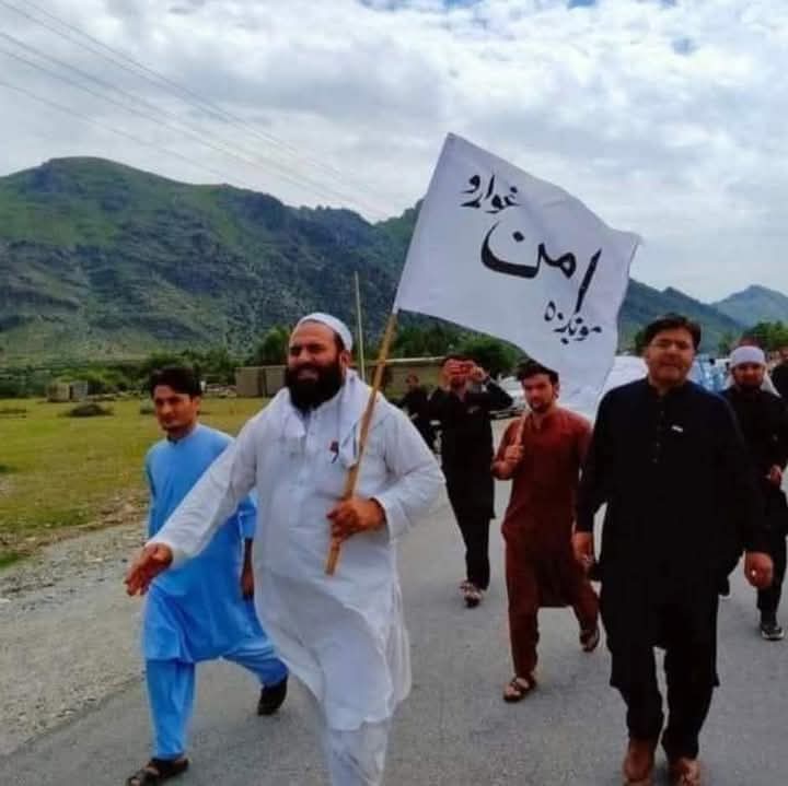 goharalianp's tweet photo. #MaulanaKhanzeb
مولانا خانزیب نے اپنے مخالف امیدوار ریحان زیب کے شہادت پر کہا تھا کہ اس پر بات کی جائے یہ سیاست نہی یہ مسلہ ہے خاموش رہیں گے تو کل ہماری باری ہے https://t.co/09dTw31Kov