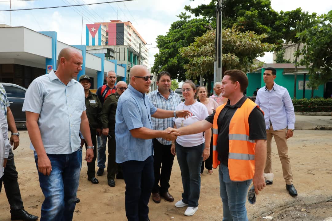 Partido Comunista de Cuba (@partidopcc) on Twitter photo Han transcurrido apenas unos días de su última visita de trabajo al territorio y <a href="/DrRobertoMOjeda/">Dr. Roberto Morales Ojeda</a> regresa a #CiegoDeÁvila para constatar y reflexionar sobre las acciones que se ejecutan con vista a la celebración del 26 de julio. #LaLuchaNoHaCesado Han transcurrido apenas unos días de su última visita de trabajo al territorio y <a href="/DrRobertoMOjeda/">Dr. Roberto Morales Ojeda</a> regresa a #CiegoDeÁvila para constatar y reflexionar sobre las acciones que se ejecutan con vista a la celebración del 26 de julio. #LaLuchaNoHaCesado