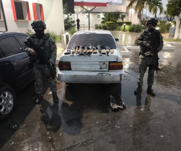 armadas_mexico's tweet photo. Durante patrullajes de vigilancia en la autopista #Mazatlán #Culiacán, elementos del #EjércitoMexicano realizaron un importante aseguramiento de armamento en inmediaciones de la caseta de cobro Costa Rica, en Culiacán, Sinaloa. https://t.co/axrirMMAjD