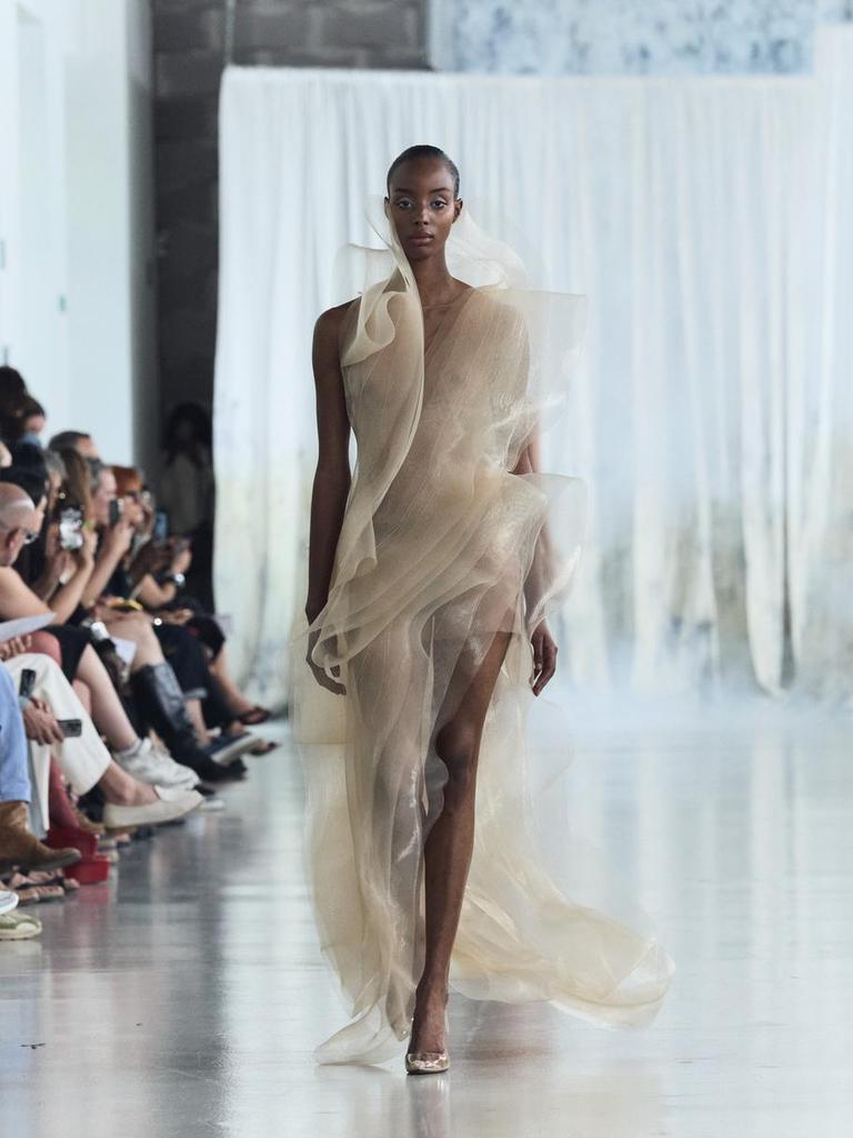 The way Lever uses mesh in their couture is always so magical. Feels like fog enveloping the model🙂‍↕