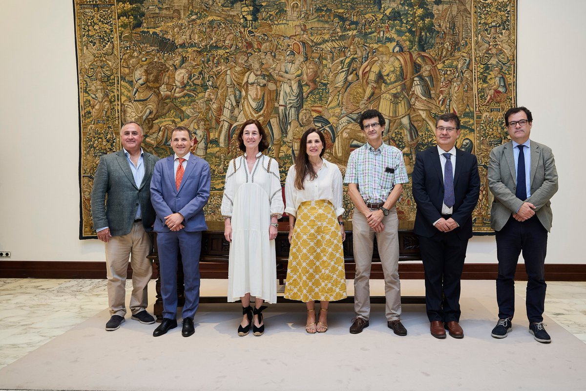 PVasco_EuskoL's tweet image. Legebiltzarreko presidenteak harrera egin die Gasteizko Nazioarteko Zuzenbide kurtsoko irakasle eta ikasleei @uik_eus
➡️legebiltzarra.eus/portal/eu/web/…
La presidenta del @PVasco_EuskoL recibe al alumnado y al profesorado de los cursos de Derecho Internacional
➡️legebiltzarra.eus/portal/es/web/…