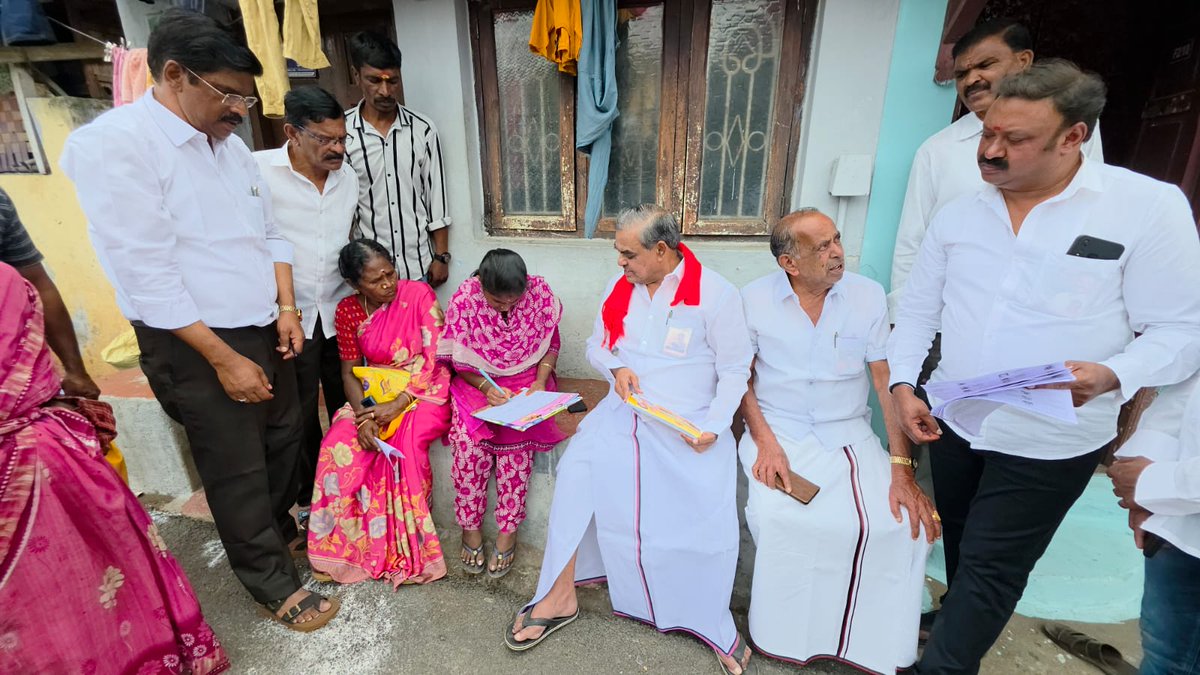 BMMubarak2's tweet photo. கழக தலைவர் மாண்புமிகு தமிழக முதல்வர் @mkstalin அவர்கள் அறிவிப்பின்படி, குன்னூர் பகுதியில் #ஓரணியில்_தமிழ்நாடு உறுப்பினர் சேர்ப்பு பணியில் கழக நிர்வாகிகளுடன் ஈடுபட்டபோது. @arivalayam @dmk_raja @dmk_youthwing https://t.co/ssYEjrB96E