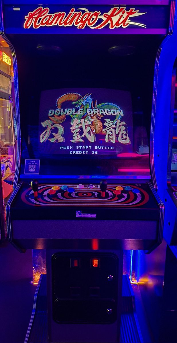 zooo_es's tweet photo. Tras el lanzamiento de Renegade en el 86, un año más tarde se desarrolló la fórmula de este para sacar a las arcades del mundo Double Dragon, uno de los mejores Beat 'Em Ups del momento, lanzando a sus héroes Billy y Jimmy Lee a las calles de lo que podemos suponer que son las calles de Nueva York, para rescatar a Marian de los Black Warriors
No habría de ser muy avispado para darse cuanta de los protagonistas están basados en la leyenda de la acción, Bruce Lee, además de los ambientes de Mad Max

En ZOOO Arcade tenemos una de las copias de esta histórica arcade que impacto al genero Beat 'Em Up, os animamos a limpiar las calles del crimen y os recomendamos venir y jugar con alguien más, ya que el juego contiene una escena secreta si os ganáis el juego en dos jugadores, aunque no haremos spoilers aquí

Puedes reservar tu entrada online en:
👉 https://t.co/eZQSJKXCwA
O venir directamente al Centro Comercial ABC Serrano, ¡te esperamos!