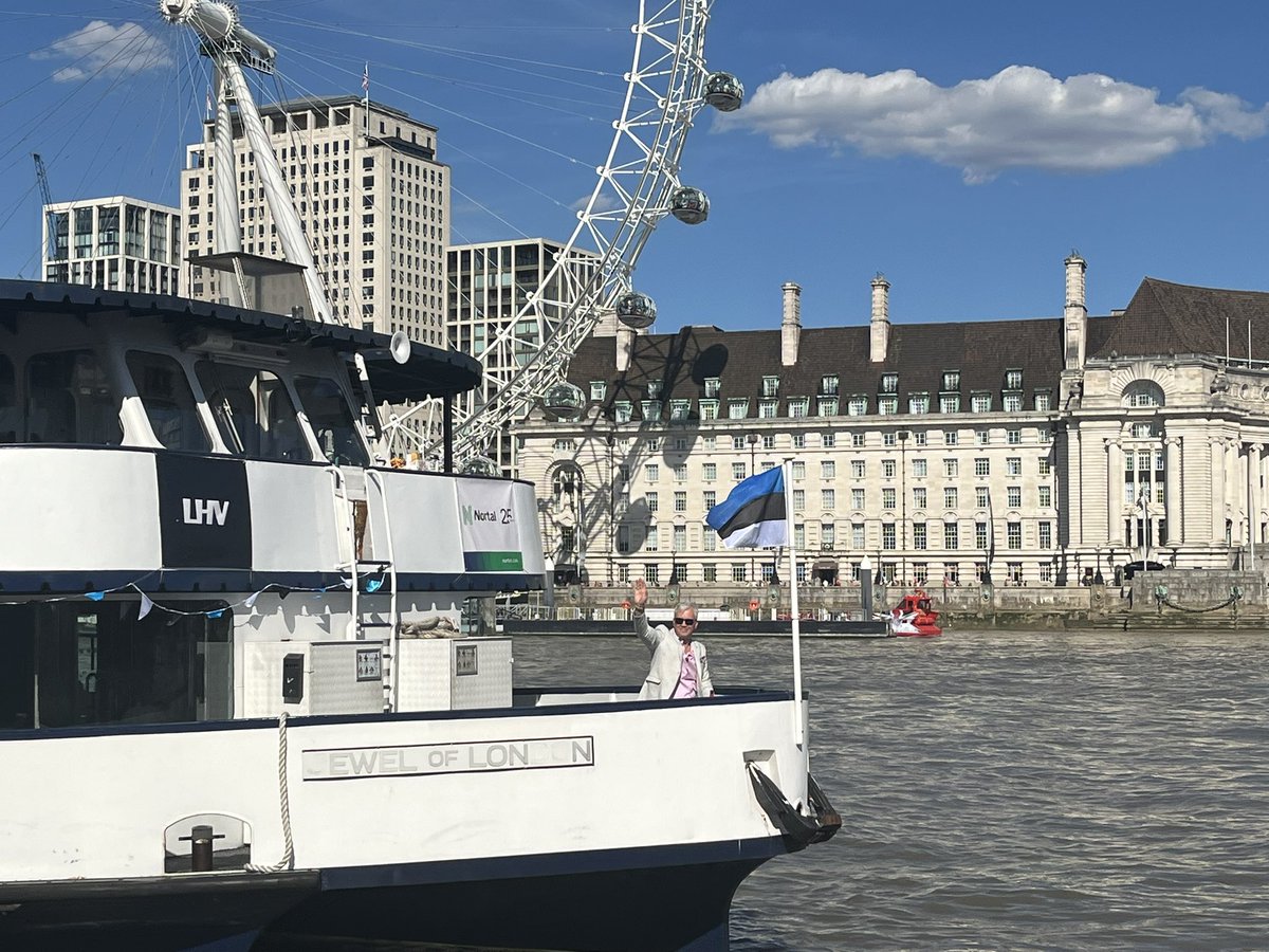 LausKati's tweet image. This is a sight you don’t see every day!
Saying goodbye to our one and only, Ambassador @ViljarLubi
🇪🇪❤️🇬🇧