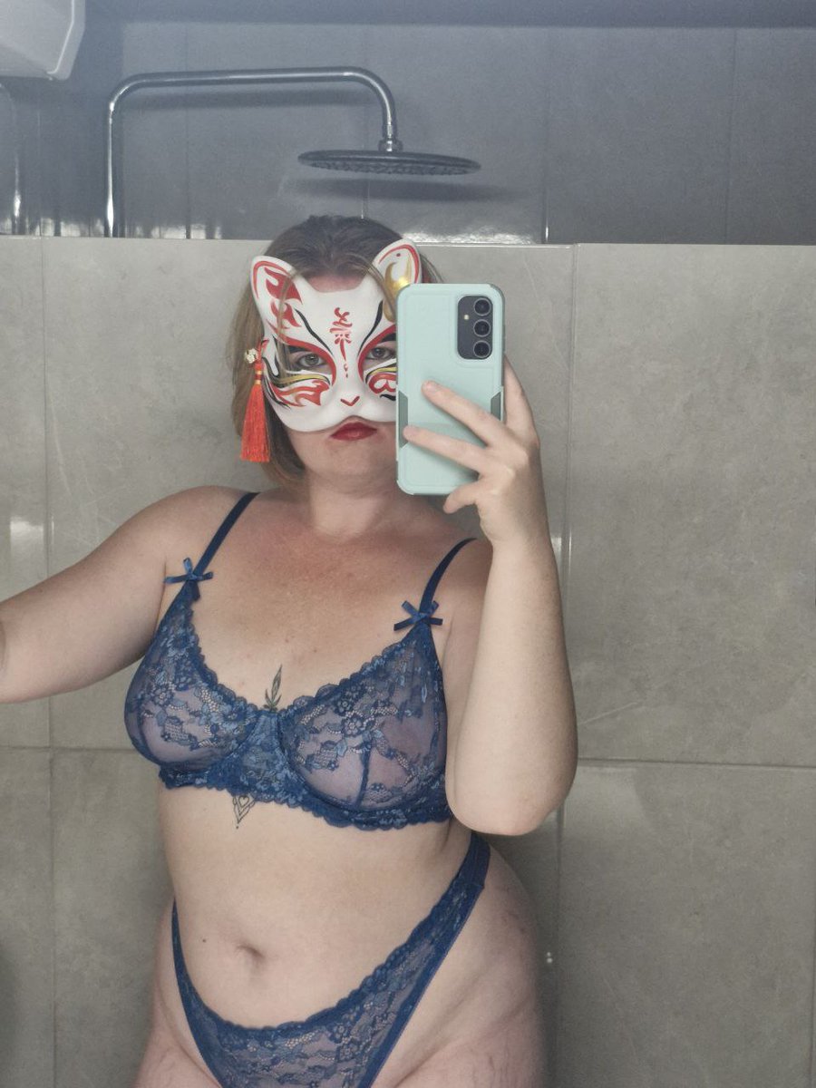 La petite renarde à sorti la tête de son terrier 🤭🤭 vous aimez mes petits renardeaux ? 😘
#sex #nsfwtwtًً  #renard