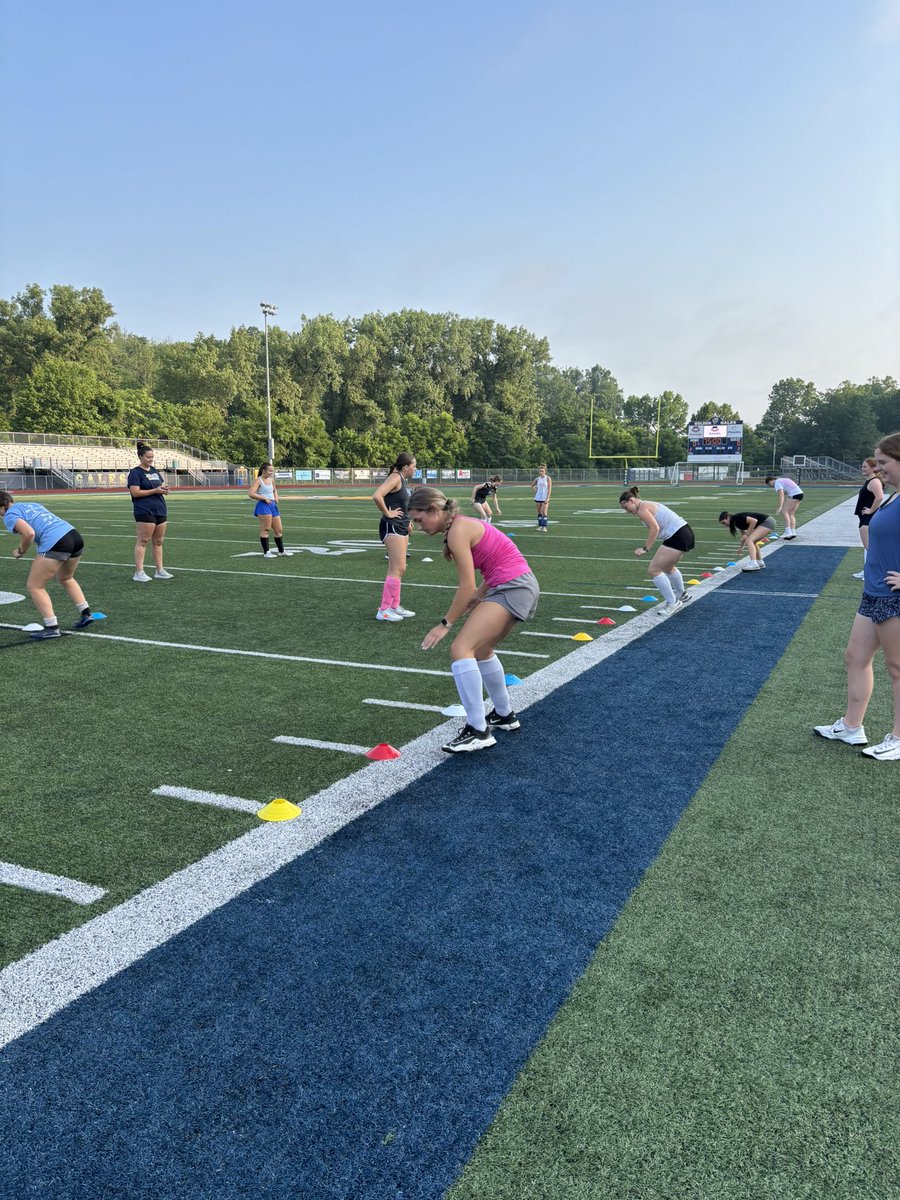 The 🏑 girls are putting in the work this morning!