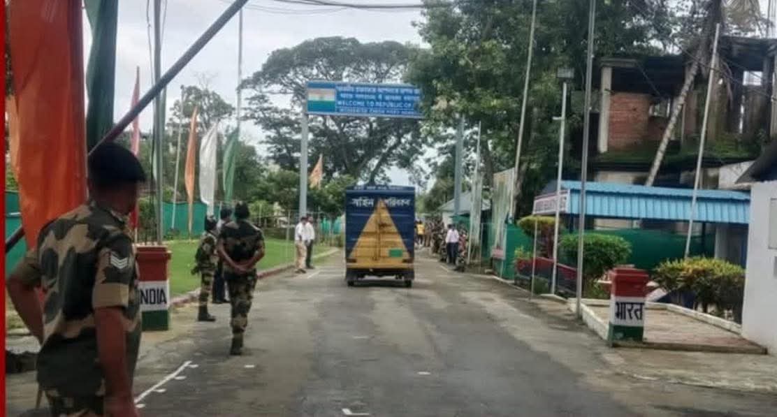 ত্রিপুরার মুখ্যমন্ত্রীকে প্রধান উপদেষ্টার হাড়িভাঙ্গা আম উপহার