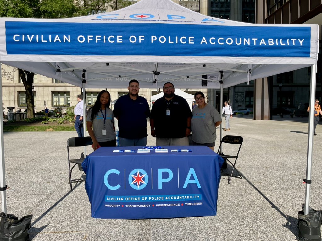 ChicagoCOPA's tweet image. Today, COPA is at the Daley Plaza Farmers Market. The market brings local vendors with produce, treats, and products in a fun environment. COPA is giving out info on how to file complaints & compliments for CPD. #COPAInTheCommunity #ChicagoFarmersMarkets