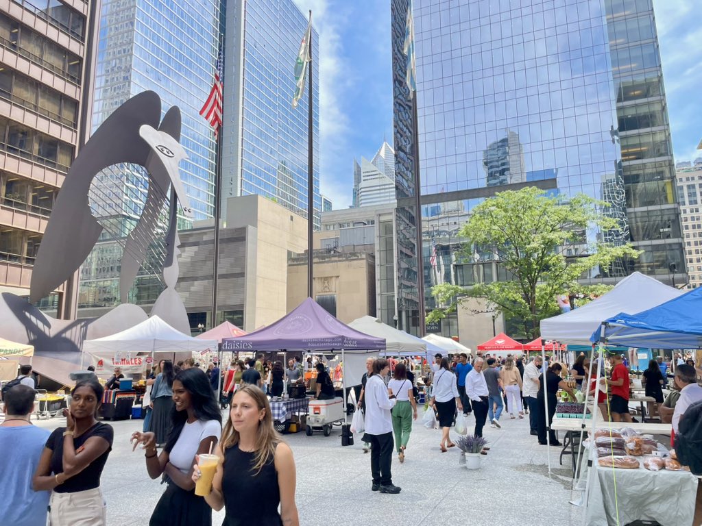 ChicagoCOPA's tweet image. Today, COPA is at the Daley Plaza Farmers Market. The market brings local vendors with produce, treats, and products in a fun environment. COPA is giving out info on how to file complaints & compliments for CPD. #COPAInTheCommunity #ChicagoFarmersMarkets