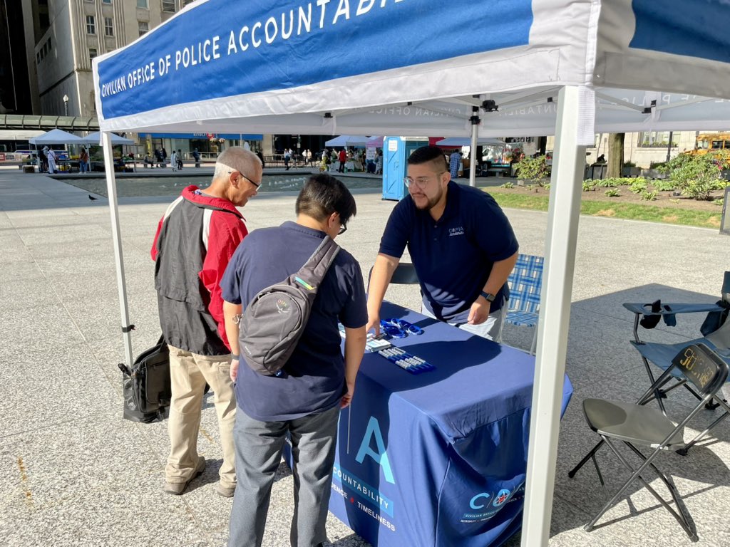 ChicagoCOPA's tweet image. Today, COPA is at the Daley Plaza Farmers Market. The market brings local vendors with produce, treats, and products in a fun environment. COPA is giving out info on how to file complaints & compliments for CPD. #COPAInTheCommunity #ChicagoFarmersMarkets