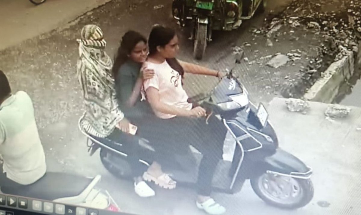 Three Young Women Steal Moped from DMart Parking Lot, Caught on CCTV nagpurtoday.in/three-young-wo…