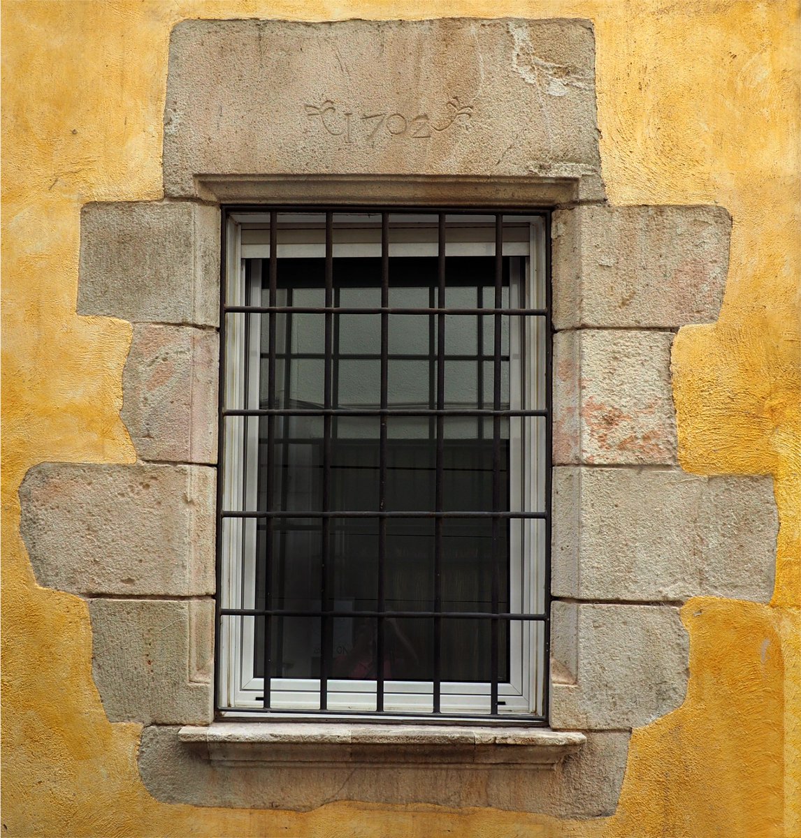 I seguim amb més vestigis de segles passats que encara podem trobar als carrers de Sant Andreu de Palomar. Aquesta vegada del que fou la masia de Can Ràbia, també anomenada Mas Molins o Can Corretger, situada al carrer Collegats. Història aquí 👇 drive.google.com/file/d/18QFLAj…