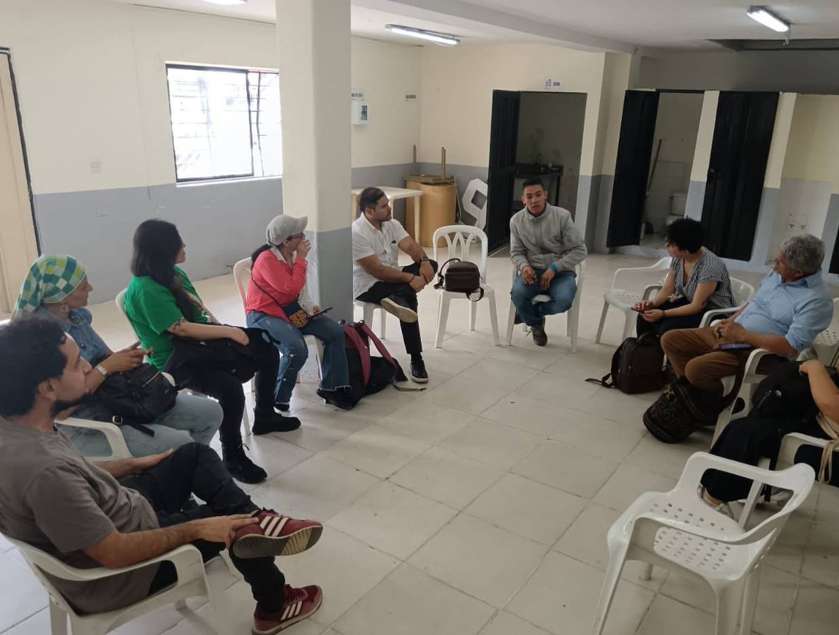 PazUrbanaCo's tweet image. 🚶♀️🚶♂️La delegación del Gobierno recorrió la Cuenca Media de la Iguana con técnicos del a @MinVivienda.
📍Exploramos implementar el programa #BarriosDePaz: más presencia institucional, pactos de gobernanza y fortalecimiento comunitario para construir paz desde los territorios.