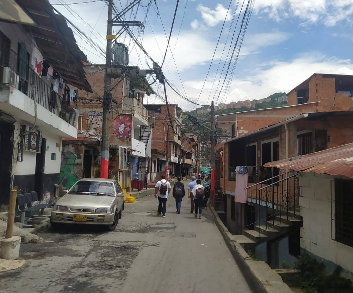 PazUrbanaCo's tweet image. 🚶♀️🚶♂️La delegación del Gobierno recorrió la Cuenca Media de la Iguana con técnicos del a @MinVivienda.
📍Exploramos implementar el programa #BarriosDePaz: más presencia institucional, pactos de gobernanza y fortalecimiento comunitario para construir paz desde los territorios.