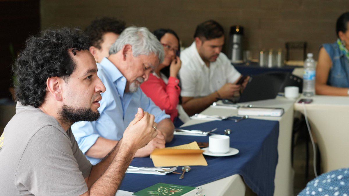 PazUrbanaCo's tweet image. 🚶♀️🚶♂️La delegación del Gobierno recorrió la Cuenca Media de la Iguana con técnicos del a @MinVivienda.
📍Exploramos implementar el programa #BarriosDePaz: más presencia institucional, pactos de gobernanza y fortalecimiento comunitario para construir paz desde los territorios.