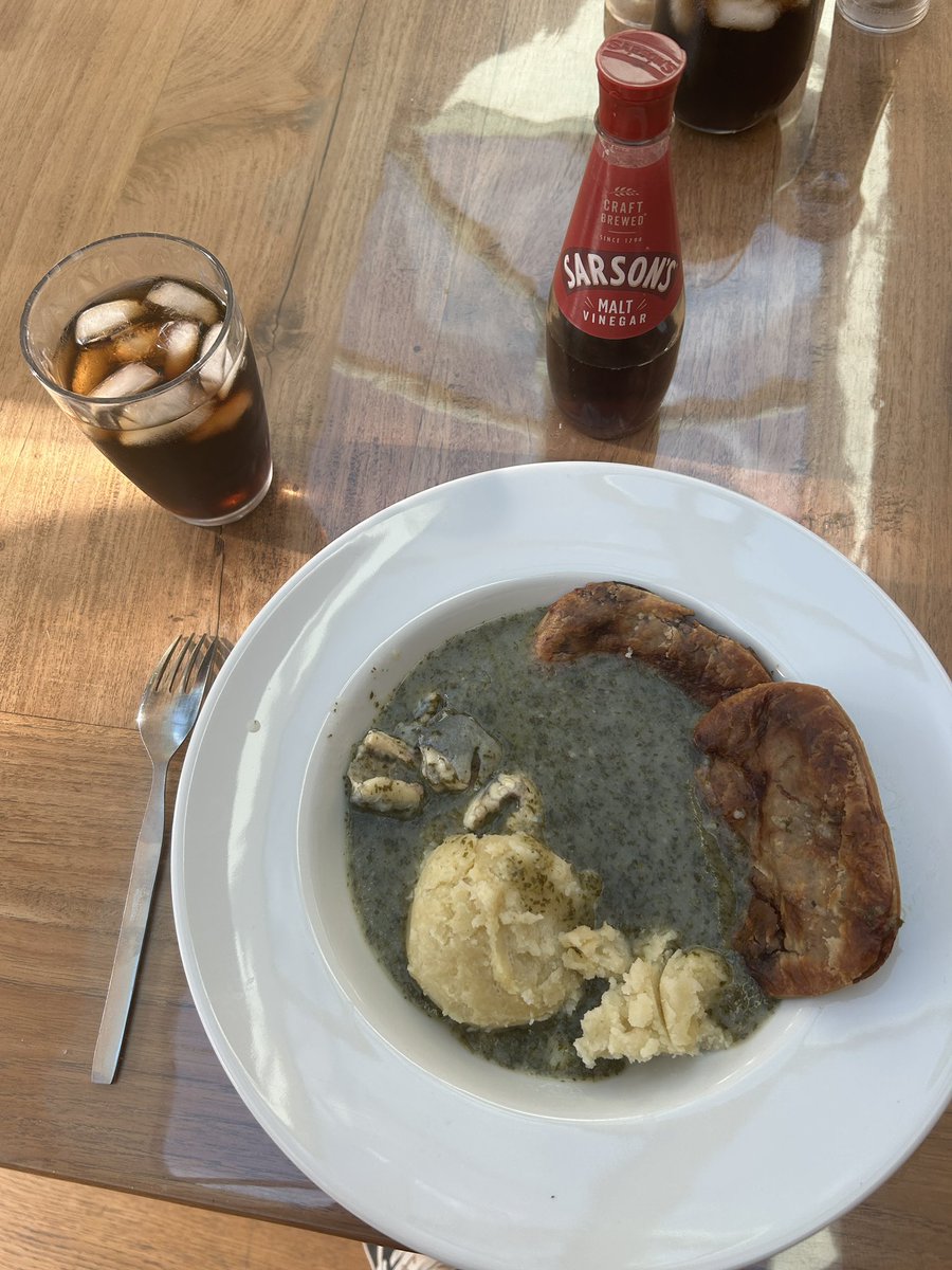 Last meal before I fly off again and mum has only pulled out pie mash and Eels 😍😍🤤🤤👏🏻👏🏻… Food of the people 😍