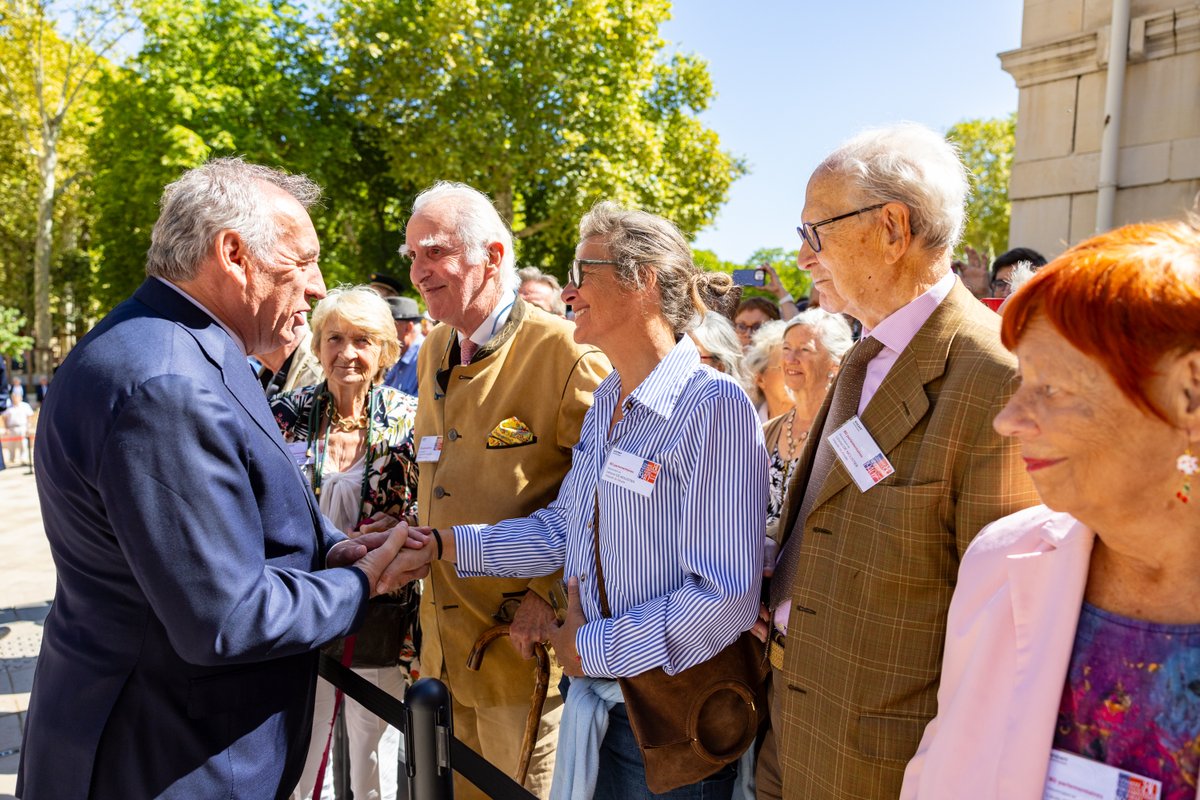 Matignon's tweet image. Cérémonie commémorative du 85e anniversaire du vote du 10 juillet 1940 en hommage aux 80 parlementaires qui refusèrent les pouvoirs constituants au gouvernement de Pétain et aux passagers du Massilia