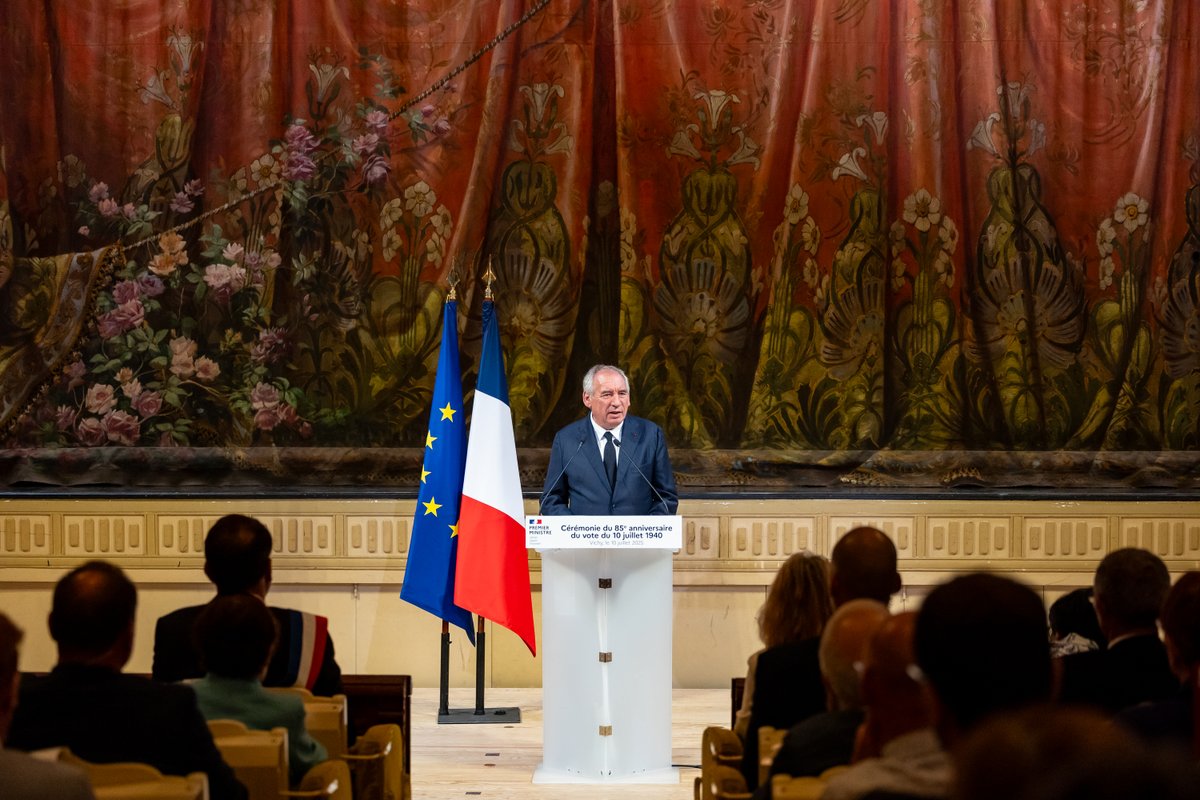 Matignon's tweet image. Cérémonie commémorative du 85e anniversaire du vote du 10 juillet 1940 en hommage aux 80 parlementaires qui refusèrent les pouvoirs constituants au gouvernement de Pétain et aux passagers du Massilia