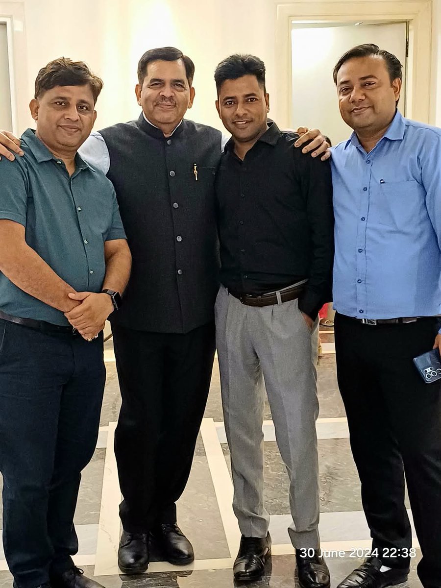 Dr. Yuvraj Kumar (@yuvrajkk82) on Twitter photo *рднрд╛рд░рддреАрдп рдЧреБрд░реБ рдкрд░рдореНрдкрд░рд╛ рдХреЛ рдирдорди*
*рдЬреНрдЮрд╛рди ,рд╡рд┐рджреНрдпрд╛ рдФрд░ рднрдХреНрддрд┐ рдХреЗ рджреЛ рд╕реНрддрдВрдн рдЧреБрд░реБ рдФрд░ рд╢рд┐рд╖реНрдп ред*
*рдЧреБрд░реБ рдФрд░ рд╢рд┐рд╖реНрдп рджреЛрдиреЛрдВ рд╣реА рджрд╛рддрд╛ рд╣реИрдВ-*
*рдЧреБрд░реБ рд╢рд┐рд╖реНрдп рдХреЛ рдЬреНрдЮрд╛рди рджреЗрддреЗ рд╣реИрдВ*
*рд╢рд┐рд╖реНрдп рдЧреБрд░реБ рдкрд░ рдЬрд╛рди рджреЗрддреЗ рд╣реИ*
*рдЧреБрд░реБ рд╢рд┐рд╖реНрдп рдХреЛ рдпреЛрдЧреНрдп рдмрдирд╛рддреЗ рд╣реИрдВ*
*рд╢рд┐рд╖реНрдп рдЧреБрд░реБ рдкрд░ рд╕рд░реНрд╡рд╕реНрд╡ рд╡рд╛рд░рддреЗ рд╣реИрдВ*
ЁЯЩП *рддрд╕реНрдореИ рд╢реНрд░реАрдЧреБрд░рд╡реЗ рдирдордГ*ЁЯЩП *рднрд╛рд░рддреАрдп рдЧреБрд░реБ рдкрд░рдореНрдкрд░рд╛ рдХреЛ рдирдорди*
*рдЬреНрдЮрд╛рди ,рд╡рд┐рджреНрдпрд╛ рдФрд░ рднрдХреНрддрд┐ рдХреЗ рджреЛ рд╕реНрддрдВрдн рдЧреБрд░реБ рдФрд░ рд╢рд┐рд╖реНрдп ред*
*рдЧреБрд░реБ рдФрд░ рд╢рд┐рд╖реНрдп рджреЛрдиреЛрдВ рд╣реА рджрд╛рддрд╛ рд╣реИрдВ-*
*рдЧреБрд░реБ рд╢рд┐рд╖реНрдп рдХреЛ рдЬреНрдЮрд╛рди рджреЗрддреЗ рд╣реИрдВ*
*рд╢рд┐рд╖реНрдп рдЧреБрд░реБ рдкрд░ рдЬрд╛рди рджреЗрддреЗ рд╣реИ*
*рдЧреБрд░реБ рд╢рд┐рд╖реНрдп рдХреЛ рдпреЛрдЧреНрдп рдмрдирд╛рддреЗ рд╣реИрдВ*
*рд╢рд┐рд╖реНрдп рдЧреБрд░реБ рдкрд░ рд╕рд░реНрд╡рд╕реНрд╡ рд╡рд╛рд░рддреЗ рд╣реИрдВ*
ЁЯЩП *рддрд╕реНрдореИ рд╢реНрд░реАрдЧреБрд░рд╡реЗ рдирдордГ*ЁЯЩП