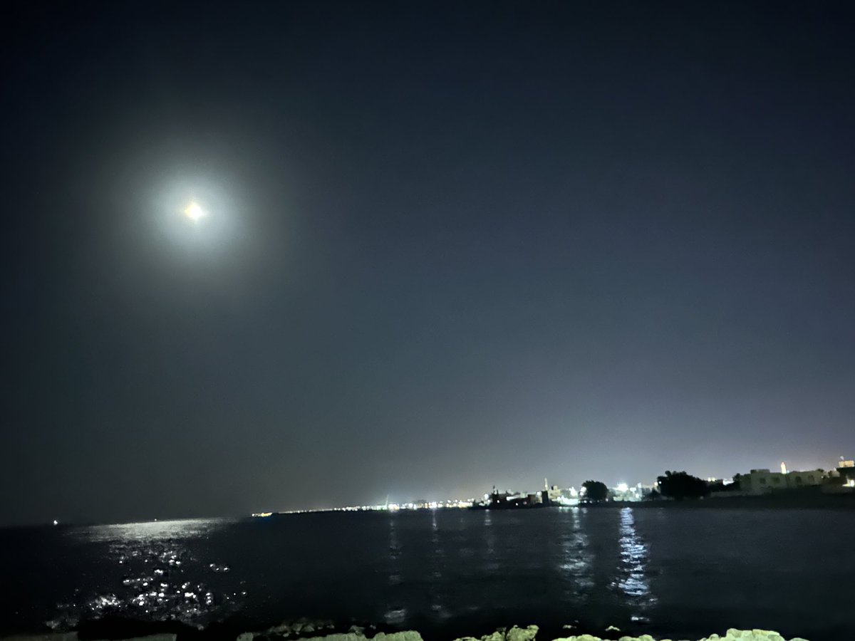 شفت القمر اللي نوره مسرّات
عليه من وجهك رسوم وملامح 

#قمر_الليلة