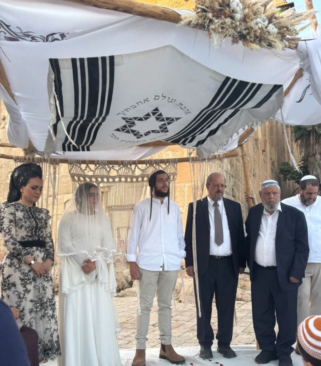 Eliya_aviv's tweet image. מרגש עד דמעות:
מיד לאחר שמחבל רצח את בעלה שולי, הובהלה לימור סון הר מלך לבית החולים ומיד עברה זירוז לידה ונולדה לה ילדה, שנולדה ביום בו התייתמה מאב.
הערב במערת המכפלה, היא מתחתנת!
לימור, האם שניצחה את השכול והפציעה, הקימה משפחה לתיפארת.
מזל טוב לזוג הצעיר!