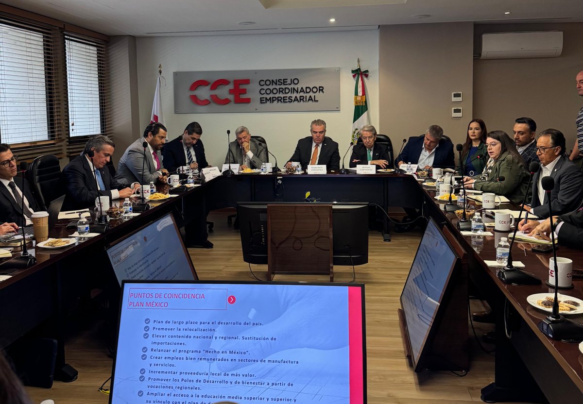 cmicnacional's tweet photo. Con la finalidad de promover iniciativas que fortalezcan la atracción de inversiones estratégicas y aceleren el crecimiento económico del país, nuestro presidente nacional, Luis Méndez @lmendezjaled, en su calidad de vicepresidente de Relocalización del Comité Especial para la Inversión y Relocalización de Empresas del  @cceoficialmx, sostuvo una reunión de trabajo con el presidente del Consejo, Francisco Cervantes @fcervantes5; el vicepresidente del Corredor Interoceánico, @DrDamianCuellar y el presidente del Comité, @MaxEl_MannArazi. 🤝